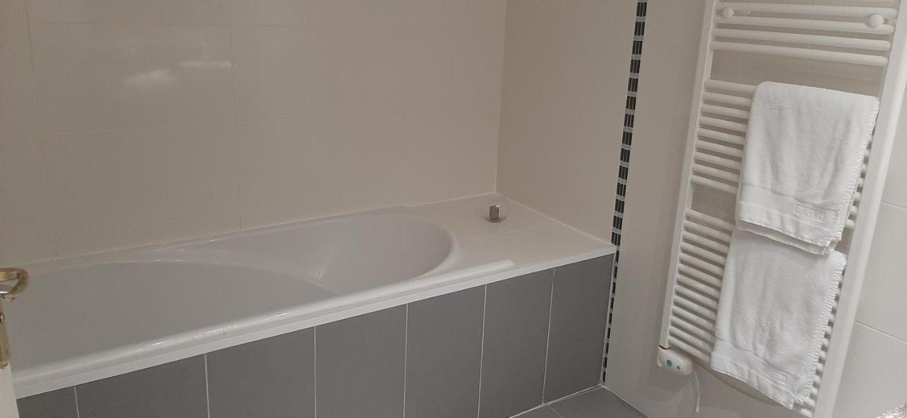 Chambres D'Hotes La Luzerniere Saint-Denis-de-Pile Ngoại thất bức ảnh
